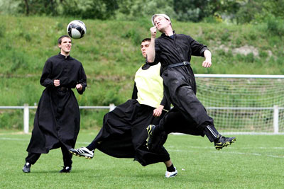 Preti e calcio: non c'è più religione
