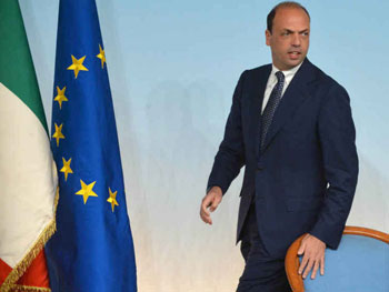 La spada di Alfano non ferma la rivolta