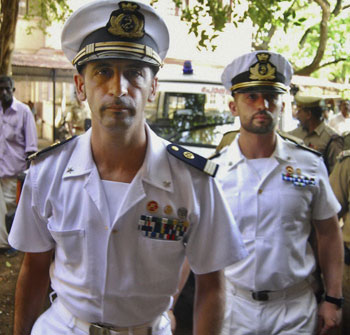 Marò, sit-in a Roma Marino contestato