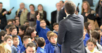 Il coretto per Renzi: come a Pyongyang