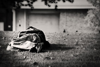 Indifferenza al top: l’uomo sdraiato