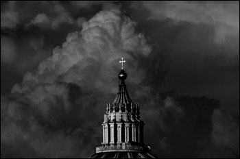 Vaticano: fa scandalo chi fa... luce