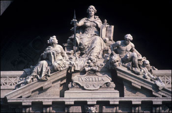 Giustizia, un mondo di mezzo