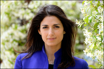 Virginia Raggi in fuga dalla Storia