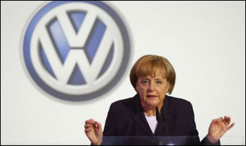 La Merkel “asfissiata”   dalla Volkswagen 