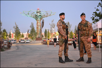 Militari in piazza e latinos a casa loro