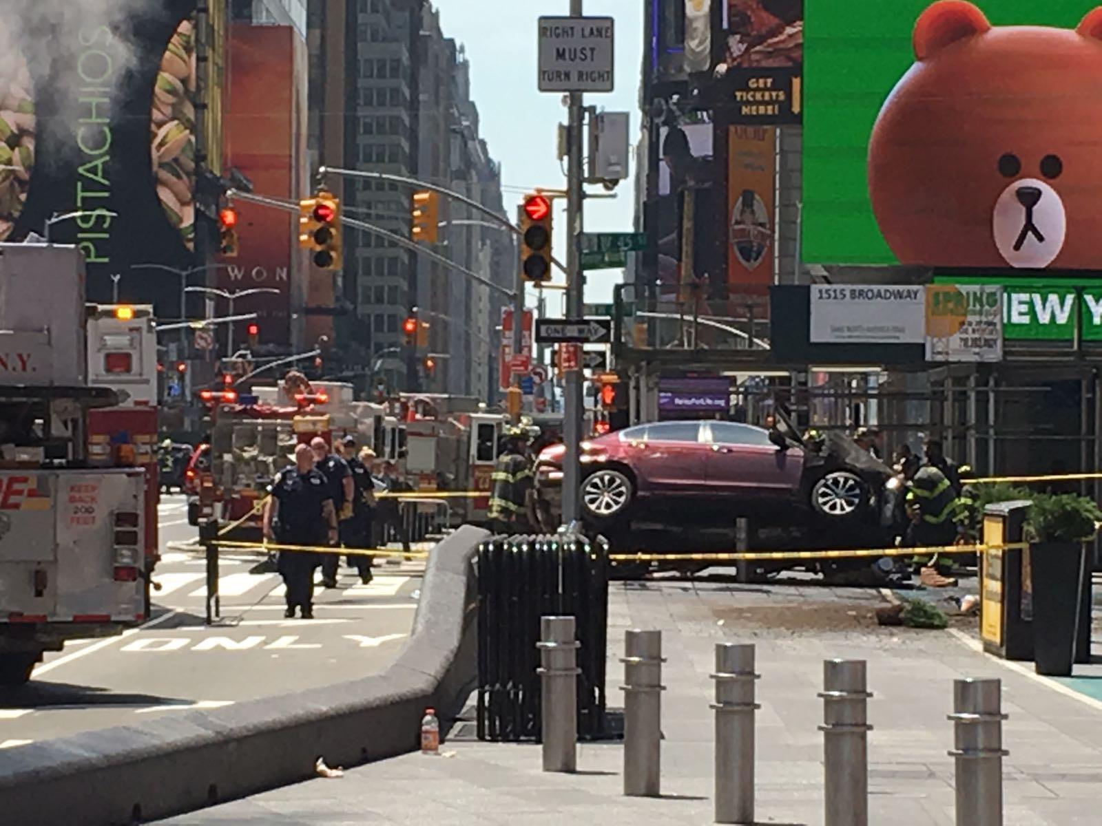 Auto sulla folla, paura a Times Square: morta una giovane
