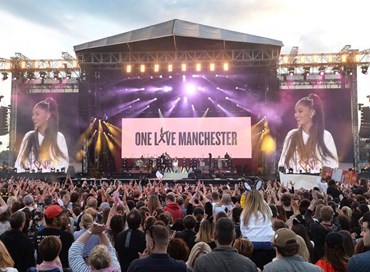 Manchester canta il suo “no” al terrore