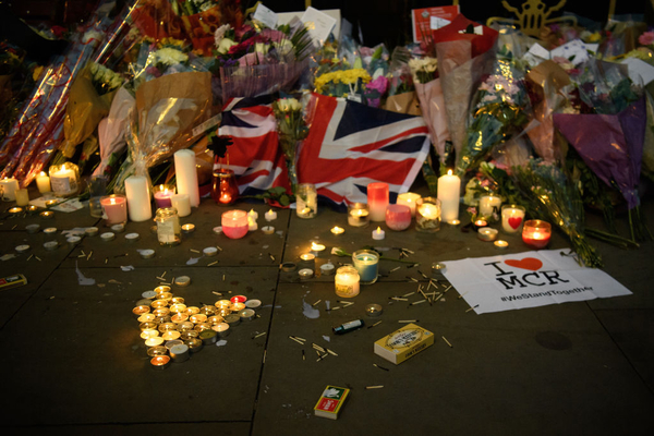 Se l’Europa reagisce con le candele e gli orsacchiotti