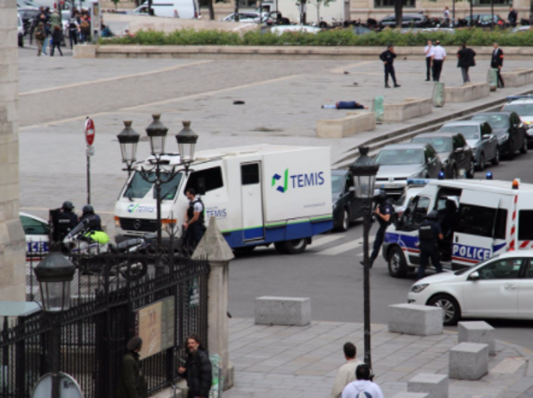 Terrore a Notre-Dame: assalto di un algerino alla polizia