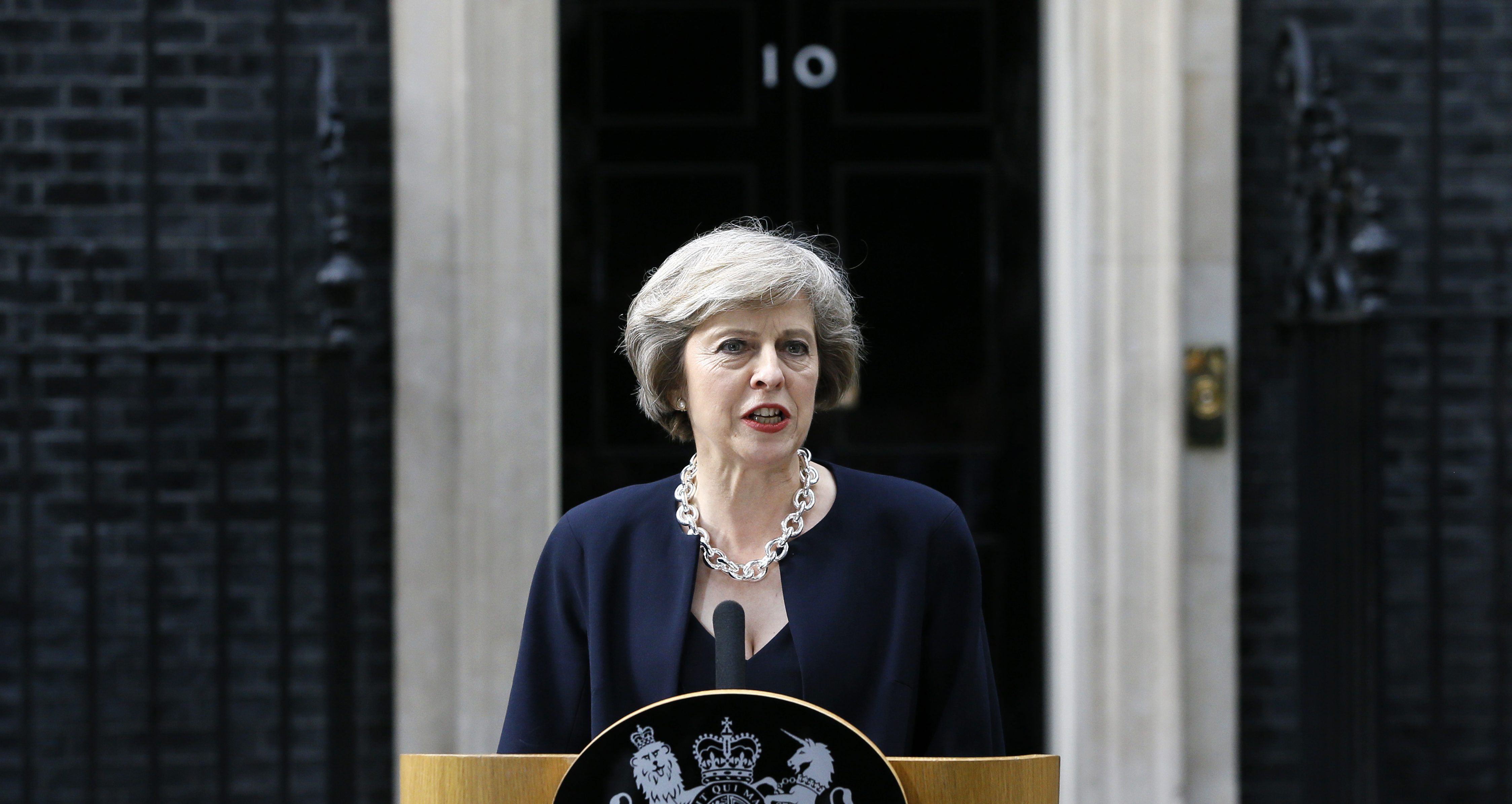 Gli inglesi vogliono le dimissioni della premier Theresa May 