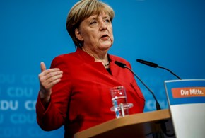 La Merkel fra il Cavaliere e Salvini