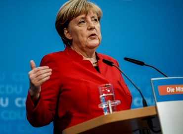 La Merkel fra il Cavaliere e Salvini