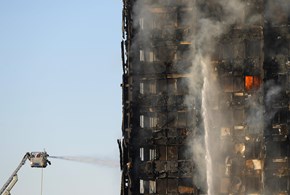 Londra: un tragico incendio fa slittare un compromesso storico