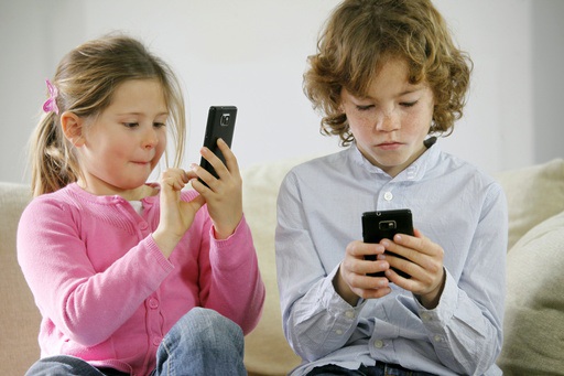 Bambini e smartphone: Usa pensano al divieto