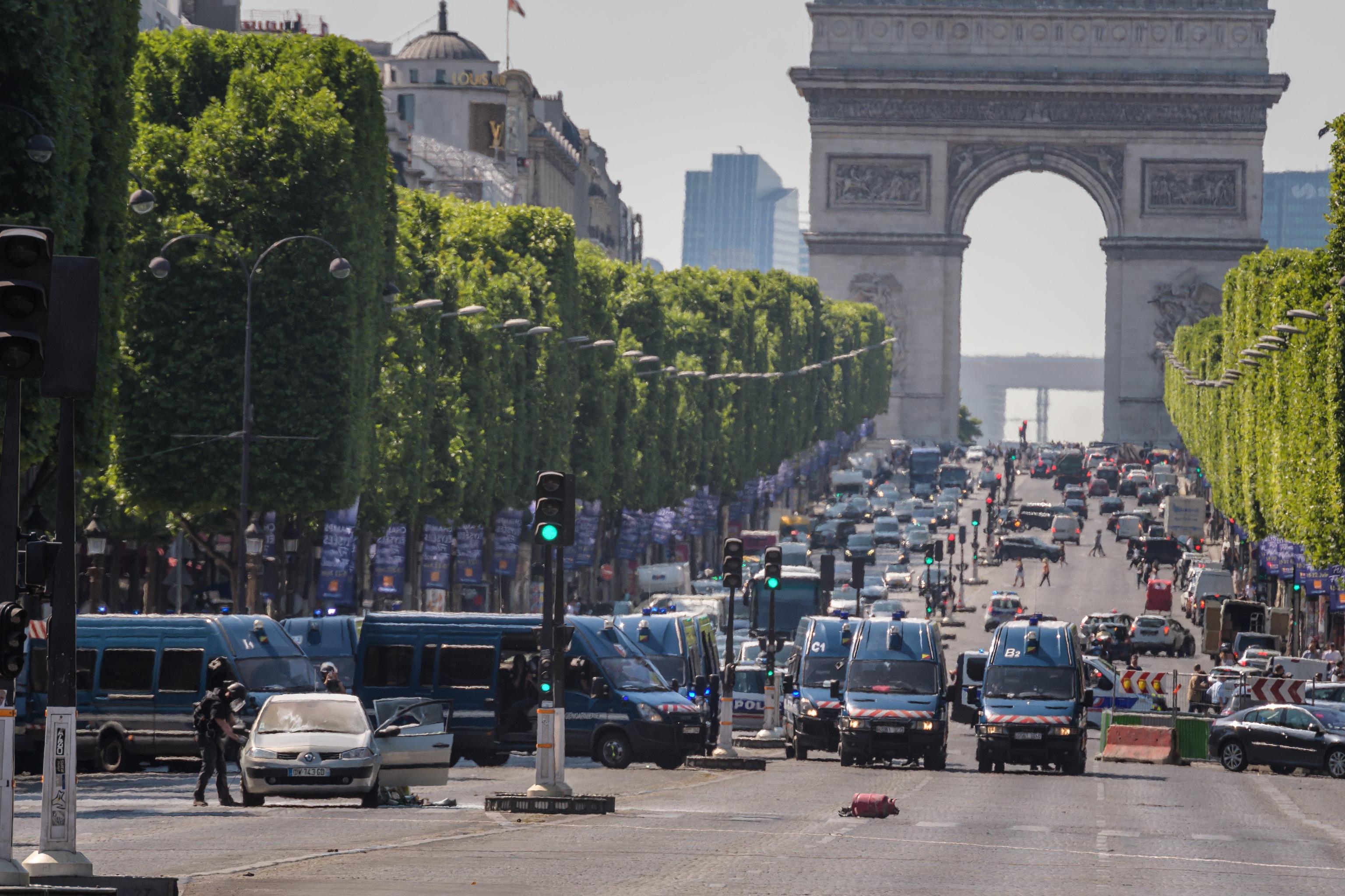 Attacco alla polizia, terrore sugli Champs Elysées