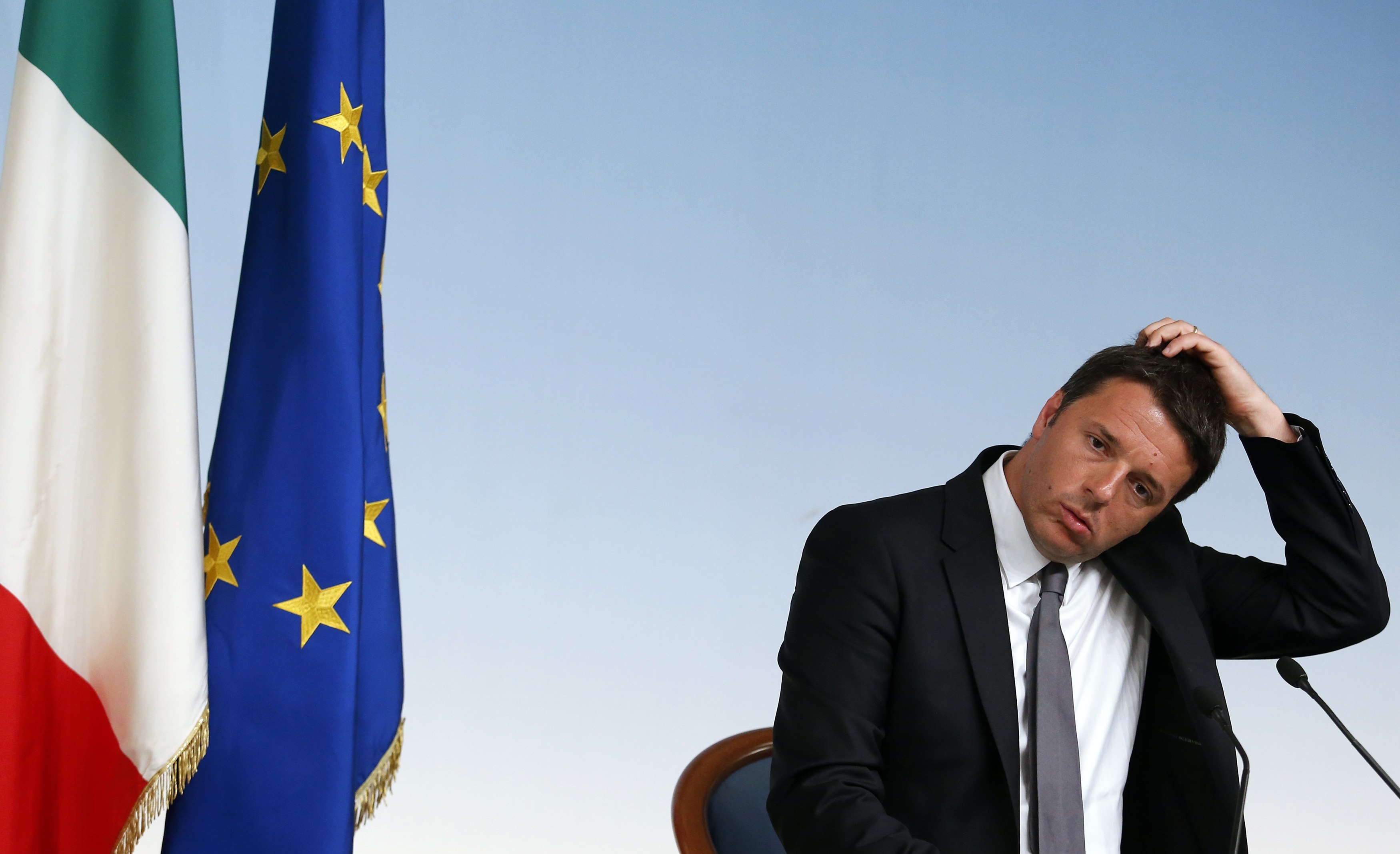 Renzi sconfitto è sotto assedio ma tira dritto