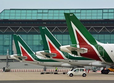 Alitalia lavora sulle offerte e svela le carte ai pretendenti