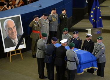 L’inchino a Kohl: primo funerale di stato-Ue