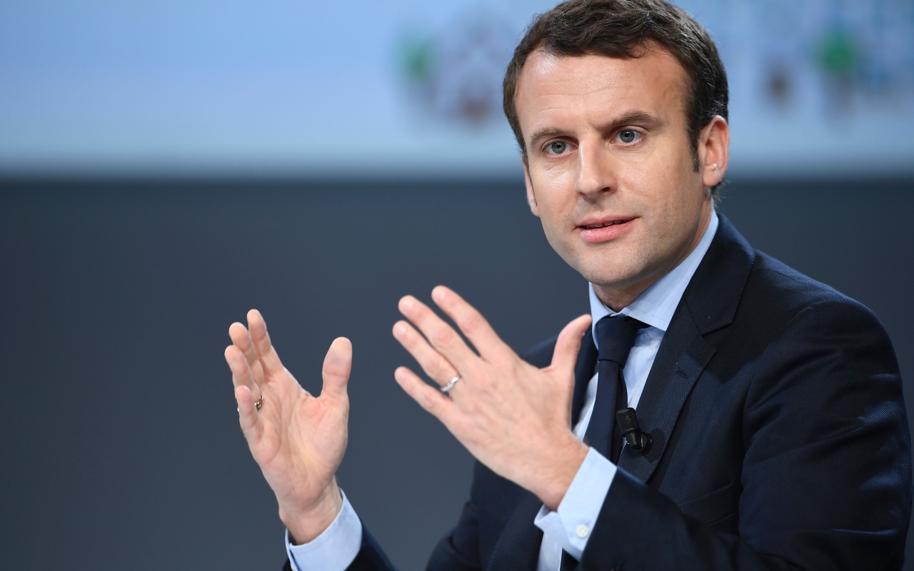 Macron: meno parlamentari e stop allo stato di emergenza