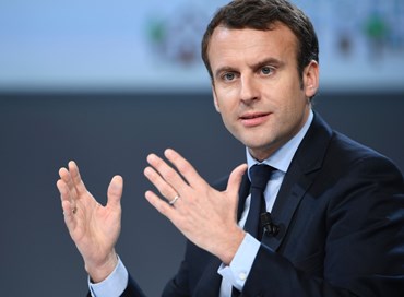 Macron: meno parlamentari e stop allo stato di emergenza