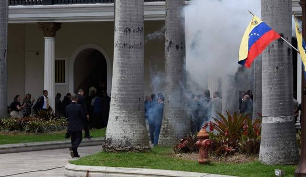 Venezuela: chavisti assaltano Parlamento