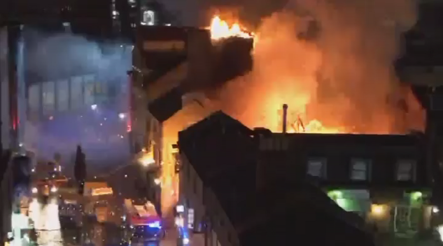 Londra brucia ancora, danni a Camden Market