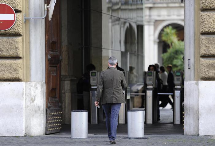 Ocse: in Italia dipendenti pubblici anziani e strapagati