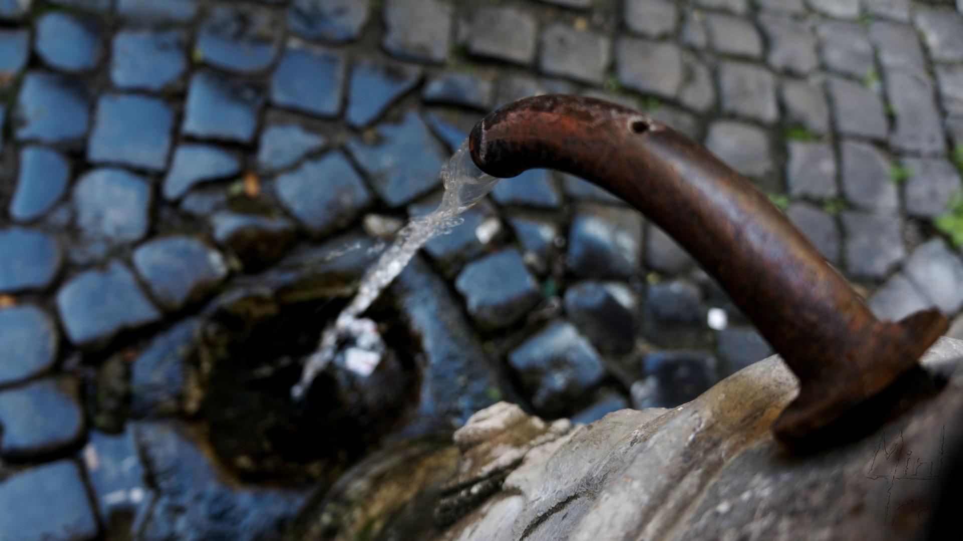 Il totem dell’acqua pubblica
