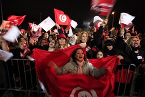 Esulta la Tunisia, passa legge contro violenza su donne 