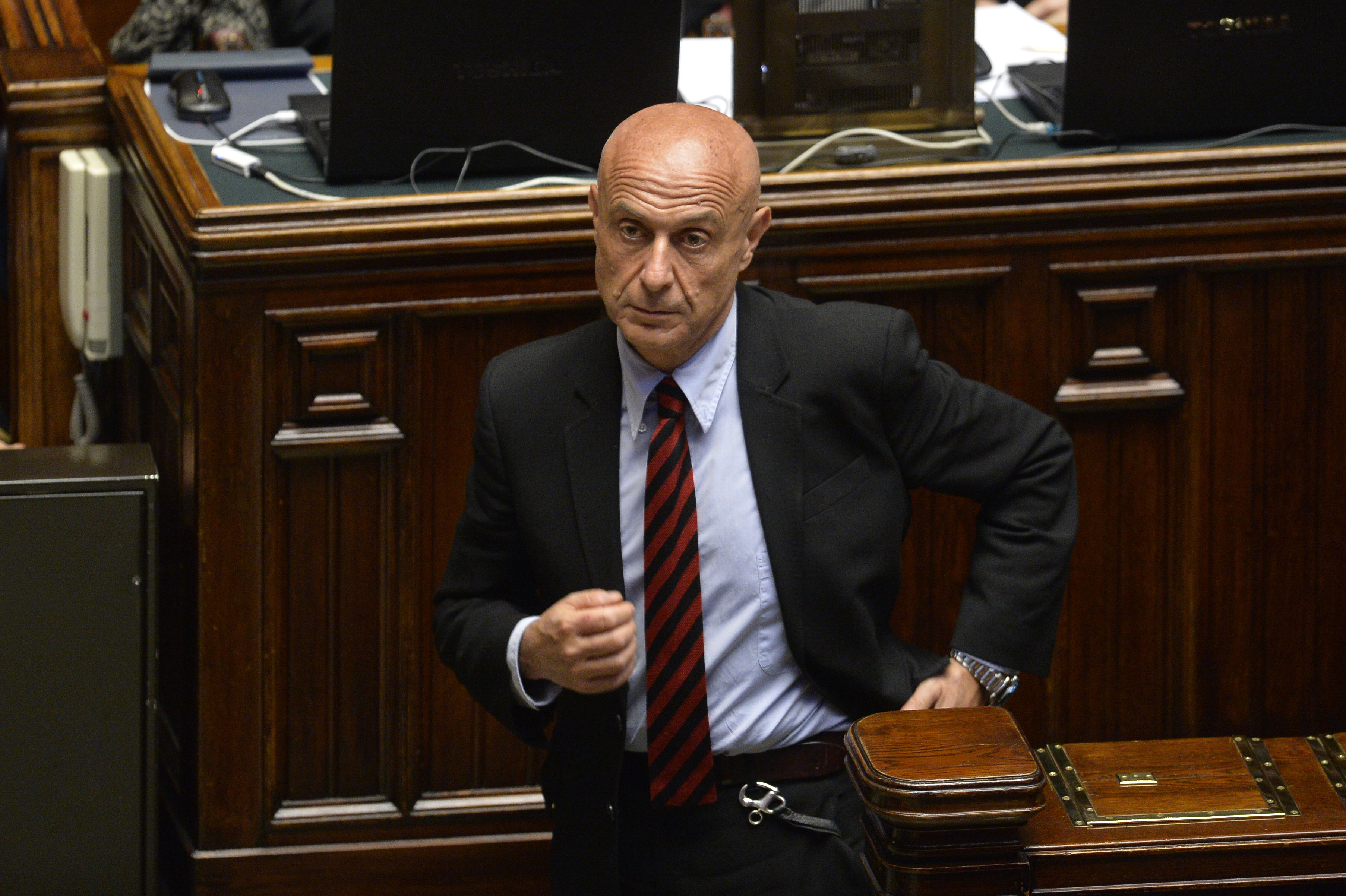 Il ministro Minniti fa un passo in avanti e cinque indietro