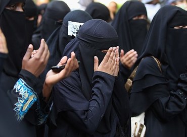 la bimba affidata a una famiglia islamica torna dalla nonna