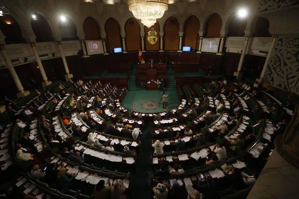 Tunisia: passa tra le proteste la “legge di riconciliazione”