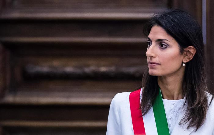 La procura chiede il rinvio a giudizio della Raggi per “falso ideologico”