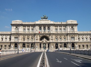 Uccise il figlio ma niente ergastolo, la Cassazione: “Era adottato”