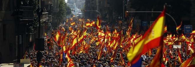 Catalogna, un milione al corteo unionista di Barcellona
