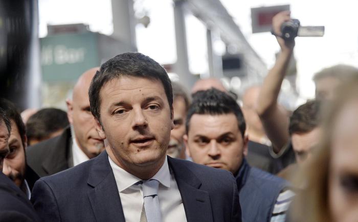 Renzi sale sul treno, la coalizione si allontana