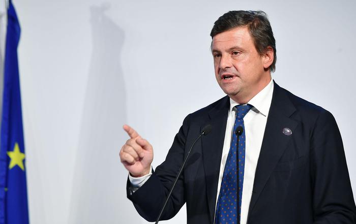 Calenda: “La fattura a 28 giorni è una pratica scorretta”