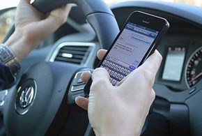 Usa, aumentano gli incidenti stradali causati da smartphone