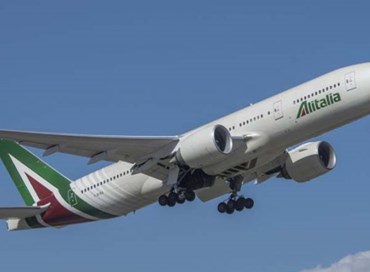 Alitalia ha in cassa 850 milioni: valuterà offerte migliori