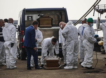 Migranti, sbarca nave a Salerno: a bordo 26 donne morte