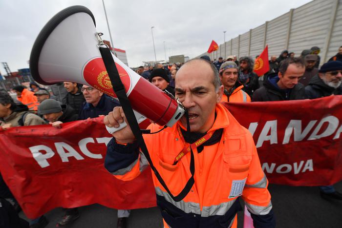 Ilva occupata a Genova, il Mise: “Tavolo a rischio”
