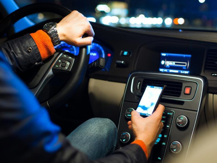 Smartphone: l’uso al volante preoccupa il 93% delle aziende