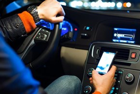 Smartphone: l’uso al volante preoccupa il 93% delle aziende