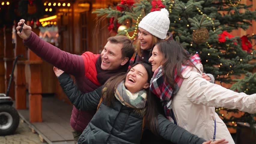 Selfie e chat: Natale “social” per otto italiani su dieci
