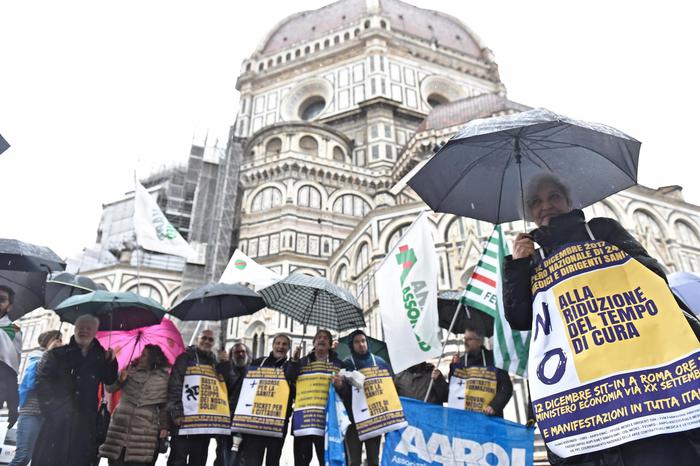 Sciopero medici, adesione dell’80% e stop agli interventi