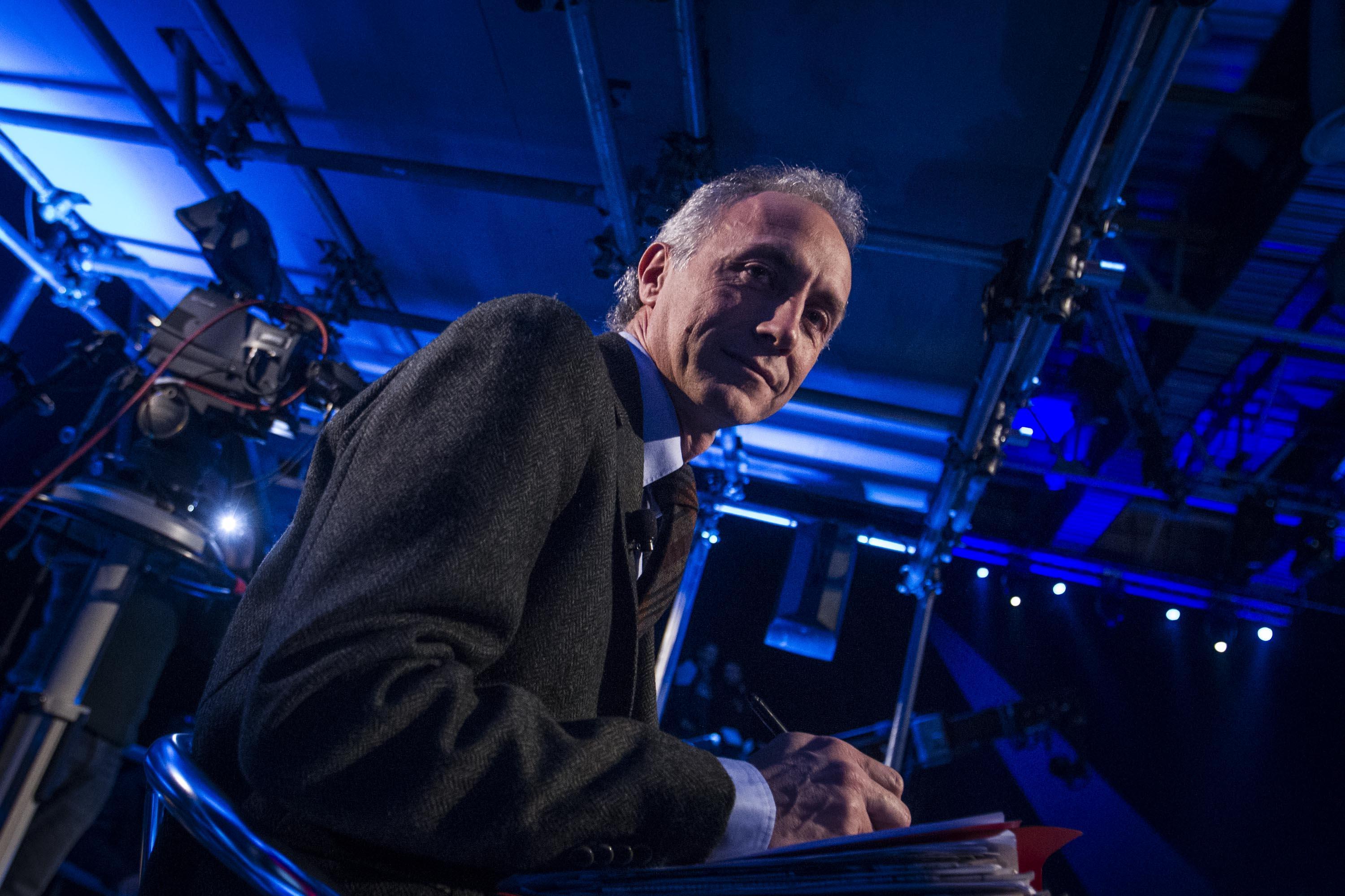 Il Paese rischia, ma Travaglio pensa alla Boschi