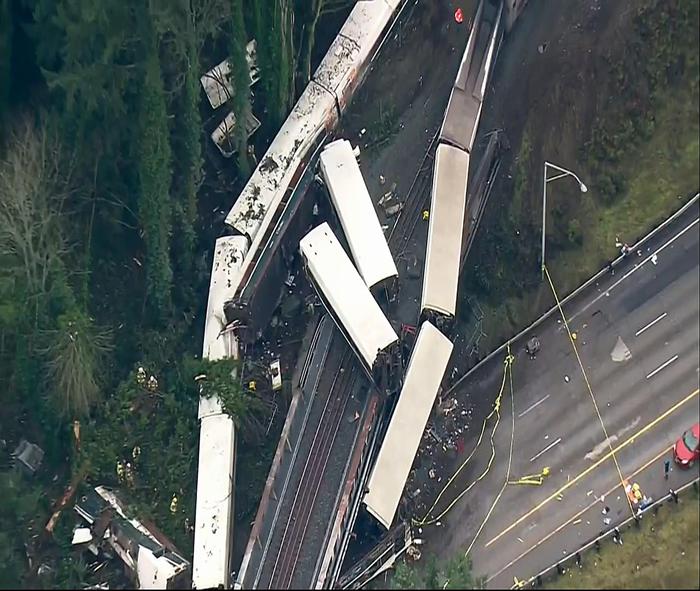 Treno deraglia vicino a Seattle: tre morti e almeno cento feriti