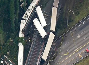 Treno deraglia vicino a Seattle: tre morti e almeno cento feriti
