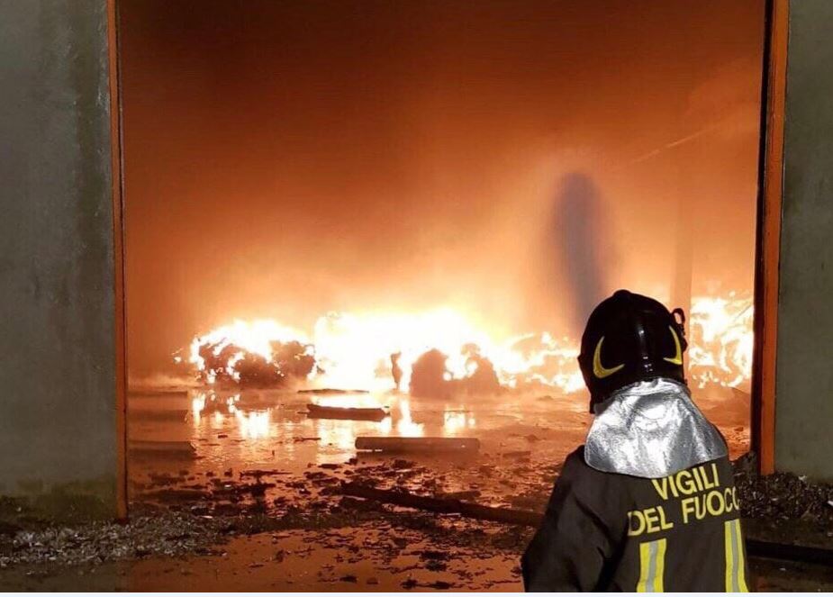 Incendio in un capannone del Pavese, rischio nube tossica 